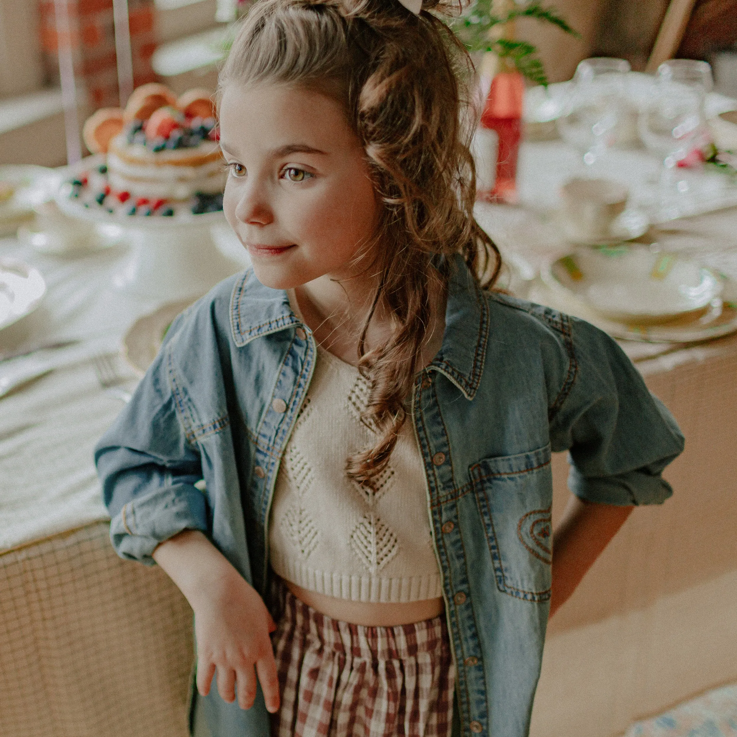 Camisole « crop » crème en maille, enfant || Cream crop tank top in knit, child