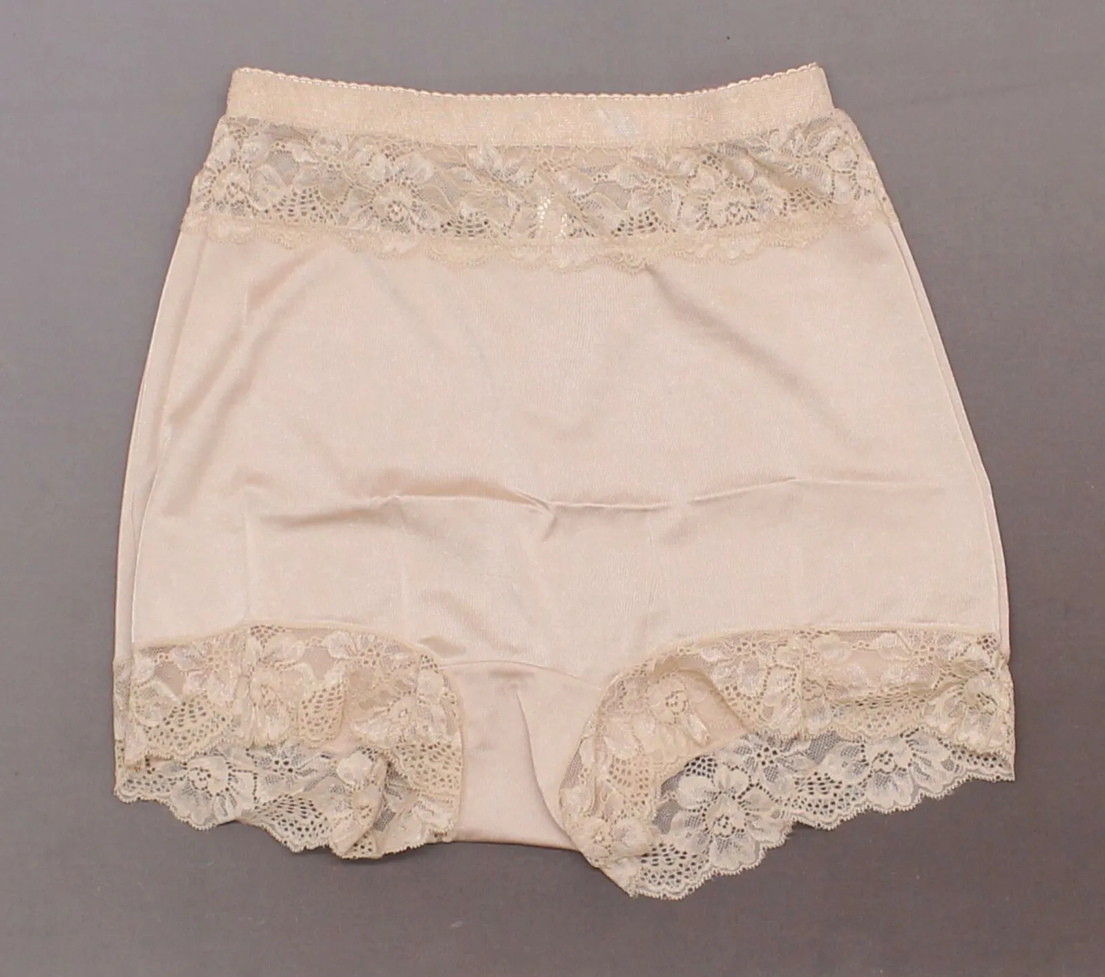 Rhonda Shear Women's Pinup Tap Panty With Lace Trim