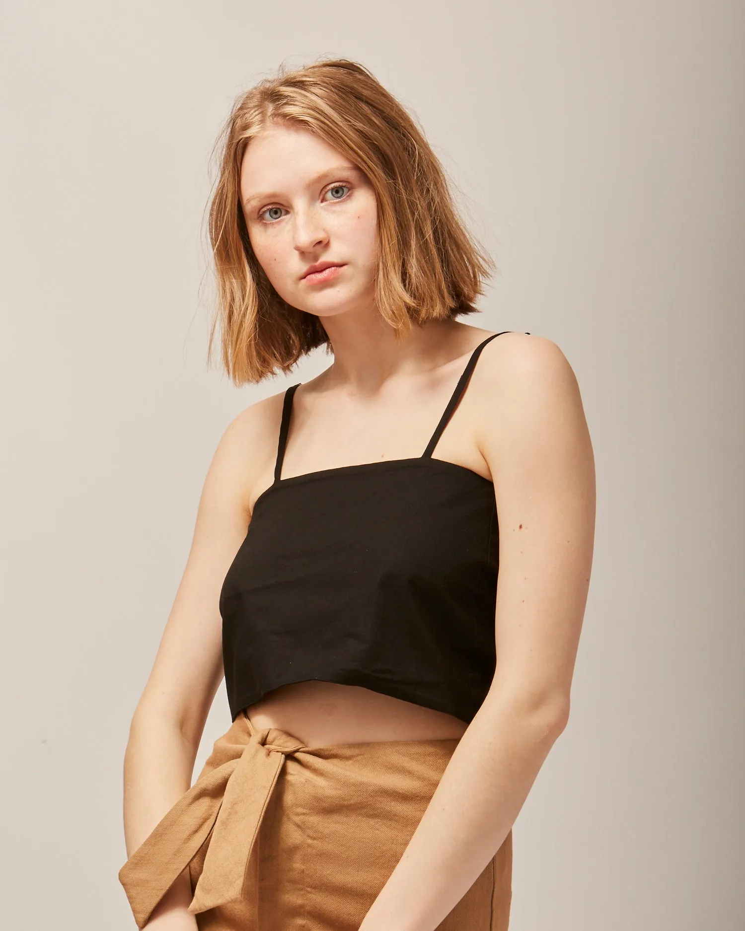 Tie tank top in black